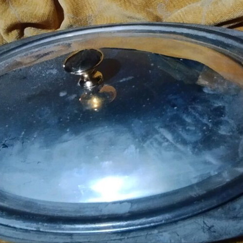 Oval Pyrex base like new with lid and tray