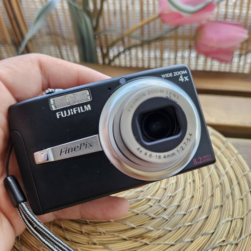 Fujifilm FinePix F480 8.2MP digital camera bundle, black