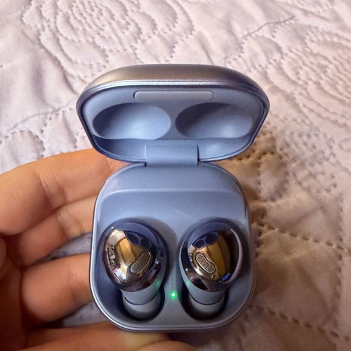 Samsung Galaxy Buds Pro like new Bluetooth headphones with charging case Phantom Violet
