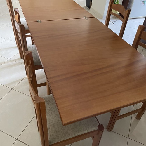 Foldable table with 6 chairs like new, brown wood