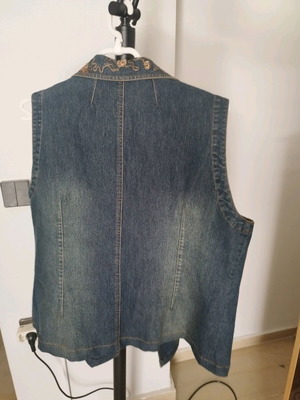 Sleeveless jacket lightly used, size XL