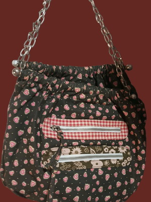 Shoulder bag used with chain and unique print