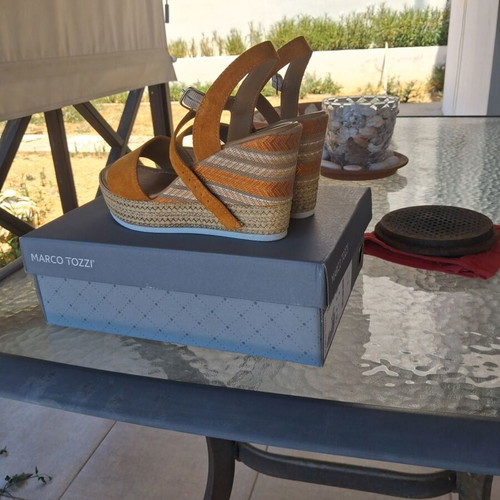 Marco Tozzi women's platform sandals size 39 like new