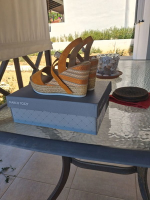 Marco Tozzi women's platform sandals size 39 like new