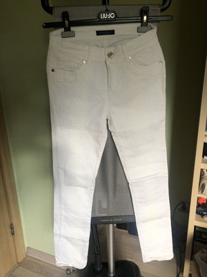 Guess by Marciano women's white jeans with snake print size S like new