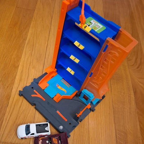 Hot Wheels City Track (HDR24) with 2 used Hot Wheels cars
