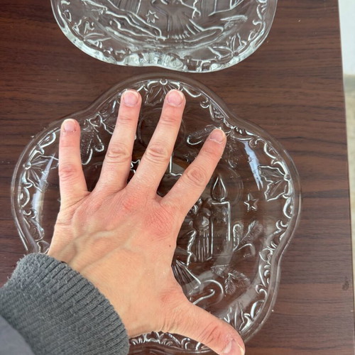 Christmas plates set of 2 like new