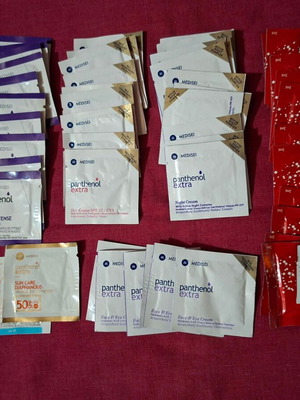 Panthenol Extra σετ δειγμάτων περιποίησης προσώπου με 75 φακελάκια και τσάντα ταξιδιού