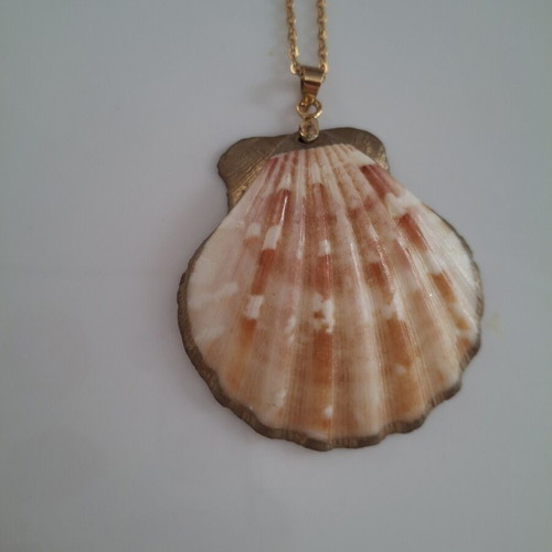 Necklace like new with shell pendant