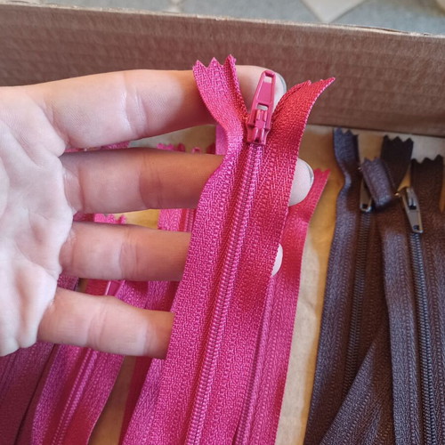 Set of 20 zippers new, assorted colors and lengths