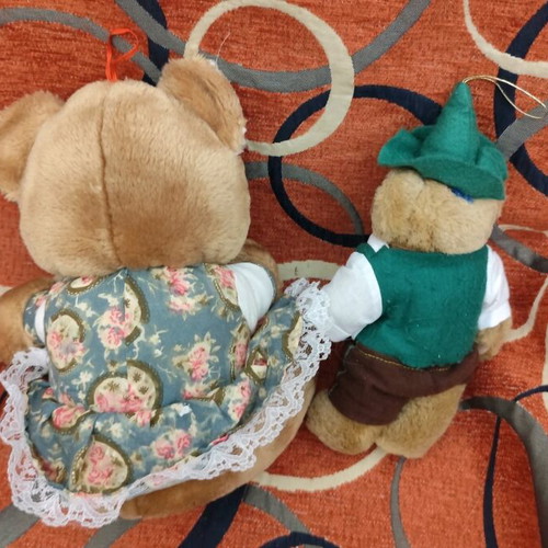 Two plush teddy bears like new, soft and clean