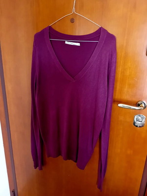 Viscose pullover like new, burgundy with V-neck and sleeve buttons