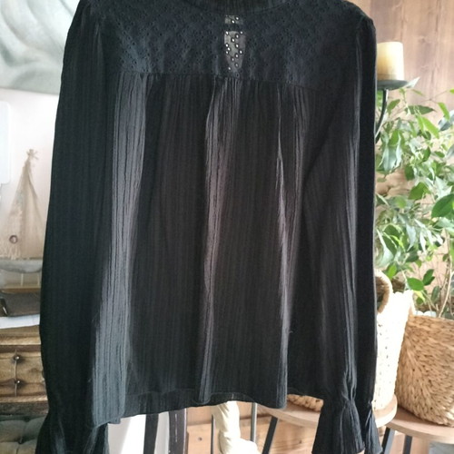 Black women's shirt with button and Kipour detail, like new, size L