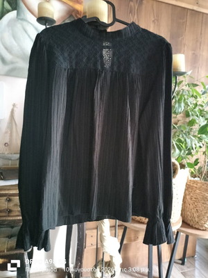 Black women's shirt with button and Kipour detail, like new, size L