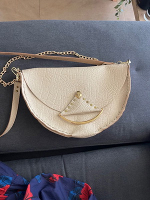Individual leather bag like new with small wallet and 2 straps