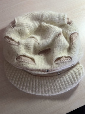 Γυναικείο μάλλινο σκουφάκι στυλ μπερέ σαν καινούργιο, μπεζ με στρας