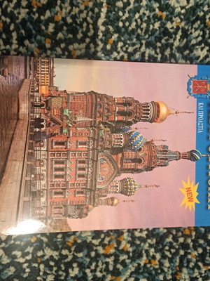 Saint Petersburg and Suburbs book like new, 160 pages