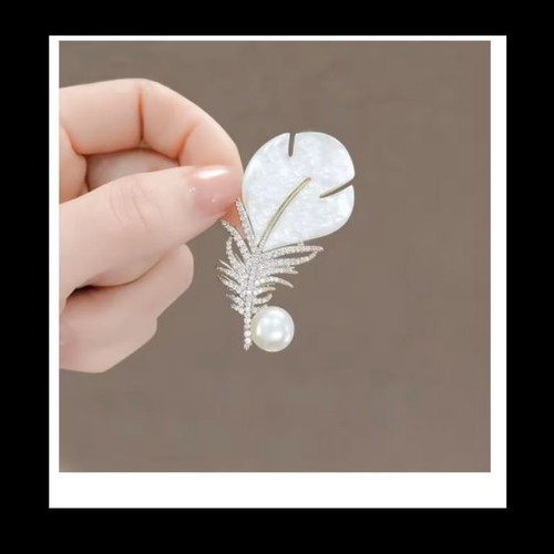 Women's white feather brooch new