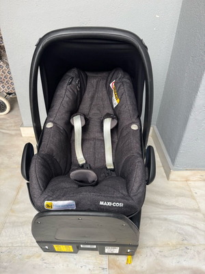 Maxi-Cosi Pebble Plus car seat like new with Isofix FamilyFix base