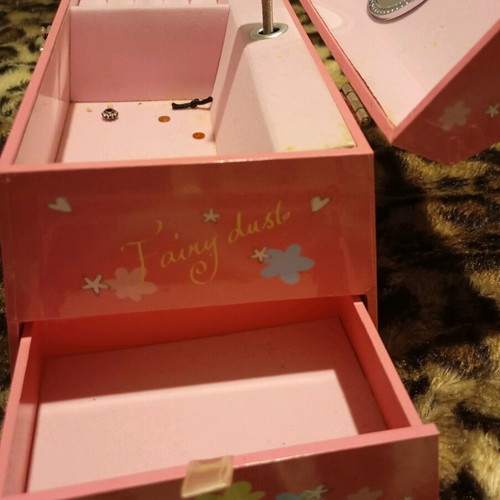 Jewelry box used pink in very good condition