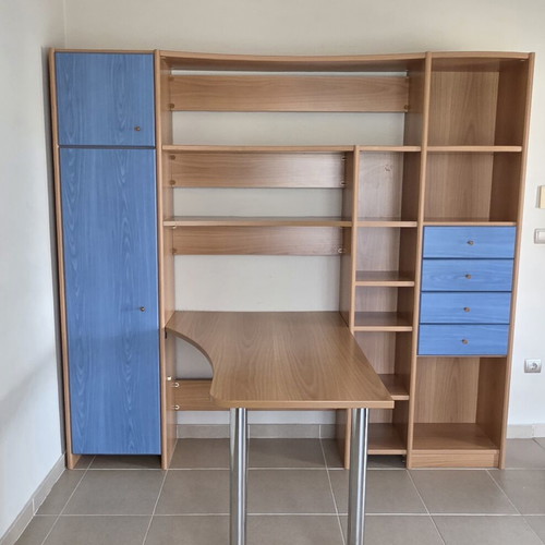 Neoset desk with bookshelf