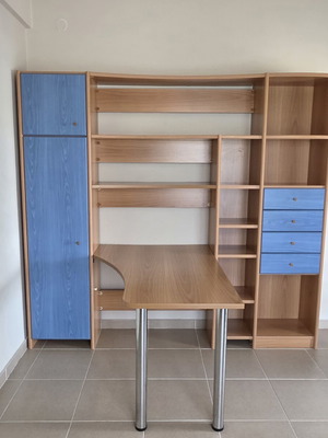 Neoset desk with bookshelf
