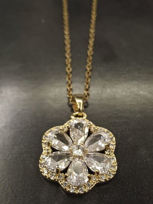 Necklace from stainless steel in gold color with flower-shaped diamonds like new
