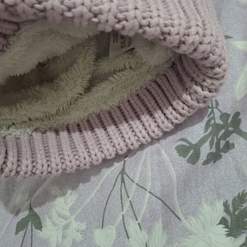 Pink knit cap like new, one size, white and pink