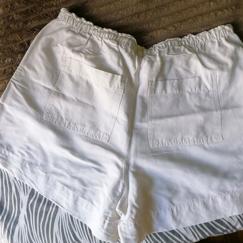 White H&M Bermuda shorts like new, size L