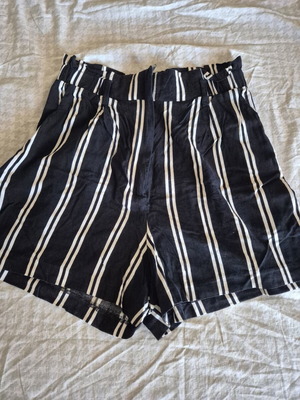 H&M short shorts used, size S, black and white