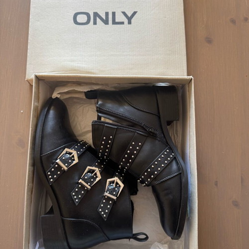 Only biker ankle boots like new, black, size 39, with buckles and studs