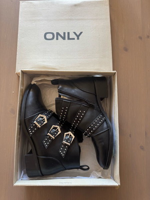 Only biker ankle boots like new, black, size 39, with buckles and studs