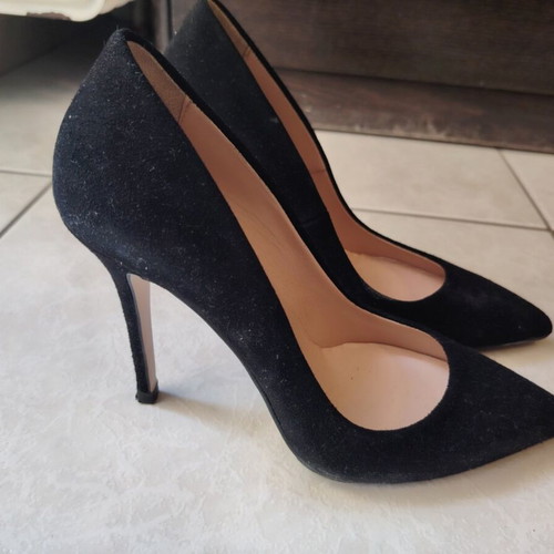 Mourtzi black suede pumps size 38