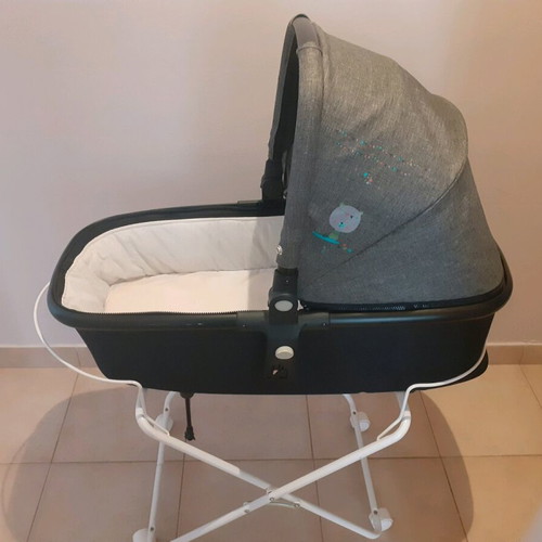 Baby bassinet used with missing top part with zipper