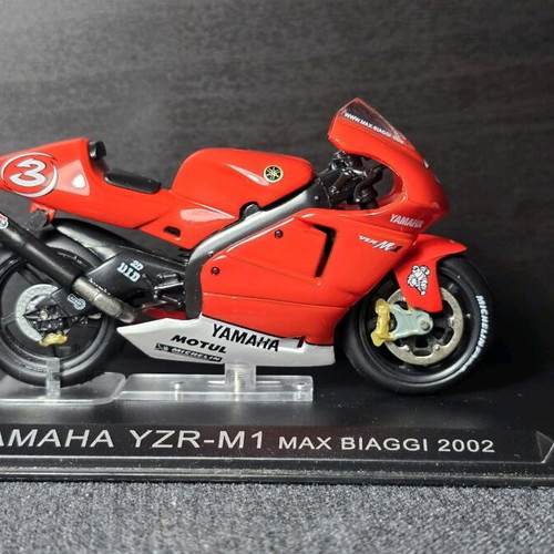MotoGP Yamaha YZR-M1 Max Biaggi 2002 model 1:24 like new