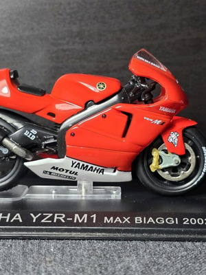 MotoGP Yamaha YZR-M1 Max Biaggi 2002 model 1:24 like new
