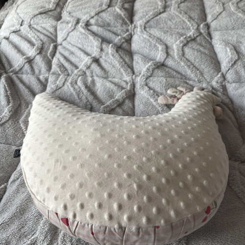 La Millou Kura nursing and pregnancy pillow