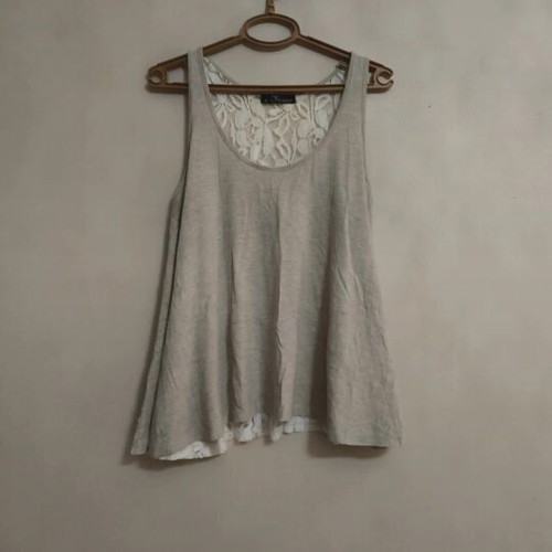 Sleeveless blouse with lace back like new, beige and white
