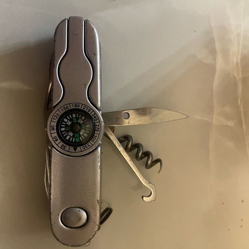 Multitool used with many attachments and tight opening