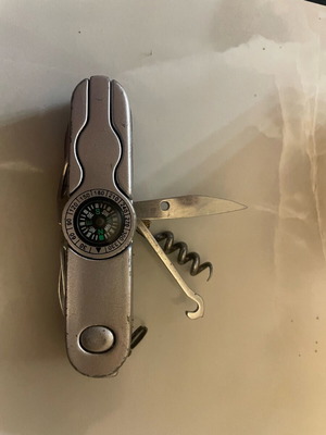 Multitool used with many attachments and tight opening