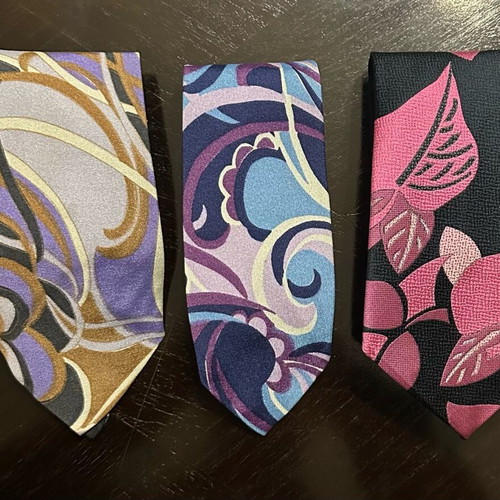Set of 3 ties like new with modern patterns in purple, blue and pink