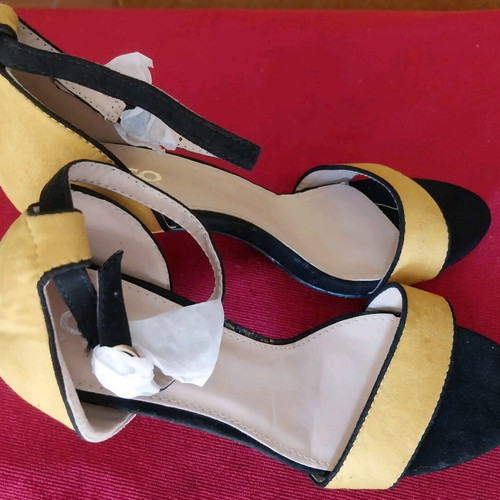 GOGO women's sandals new, size 40, mustard color, 10 cm heel