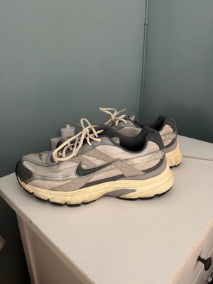 Nike Initiator size 44 used gray athletic shoes