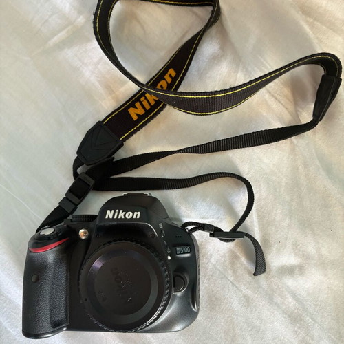 Nikon D5100 digital camera like new with accessories