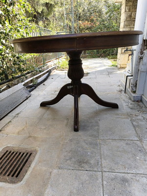 Solid round table with extension mechanism like new
