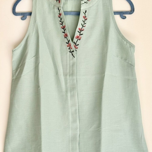 Shein sleeveless blouse new with tags, floral print, size M