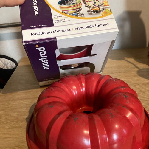 Mastrad chocolate fondue like new with gift cake mold