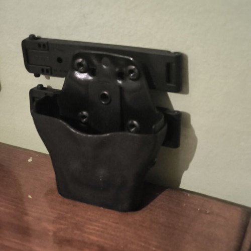 Kydex handcuff holster with hinge