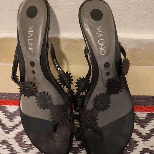 Via Uno black sandals like new with low heel size 37