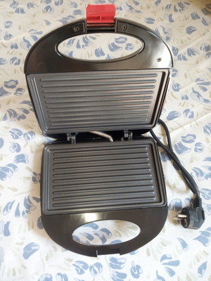 Toaster grill new, 750 watt